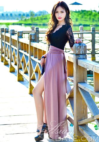  Wanwan, with impressively long legs, says she is good at understanding people and wants to find true love.